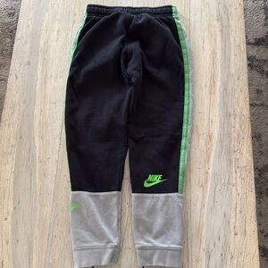 Boys’ Nike Graphic Fleece Jogger Pant -Medium 10-12 GUC